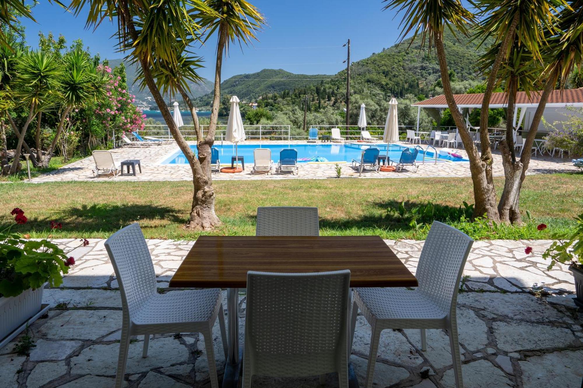Yénion Vliho Bay Suites & Apartments מראה חיצוני תמונה