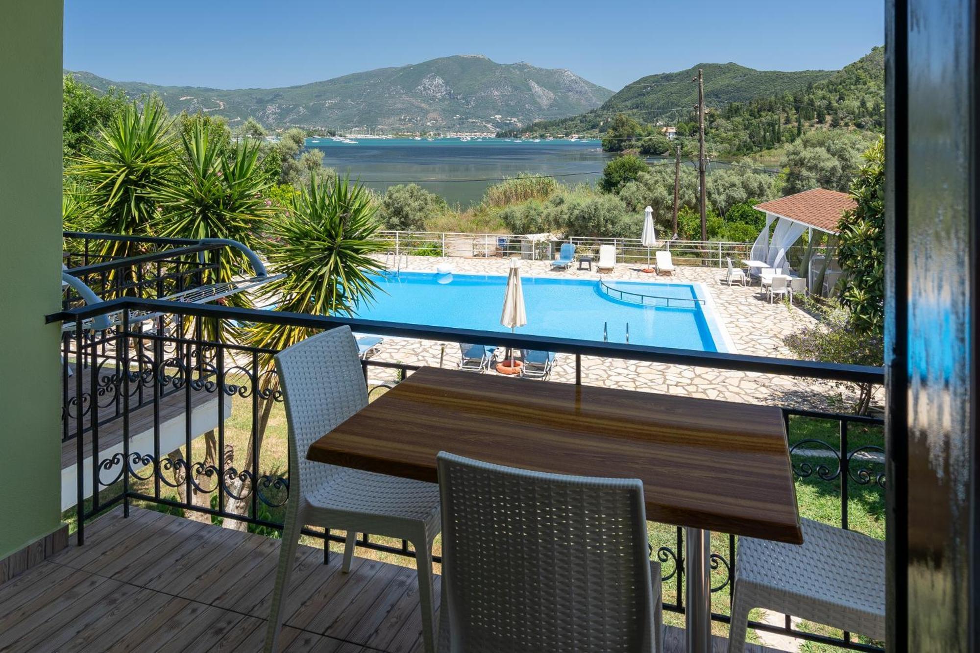 Yénion Vliho Bay Suites & Apartments מראה חיצוני תמונה